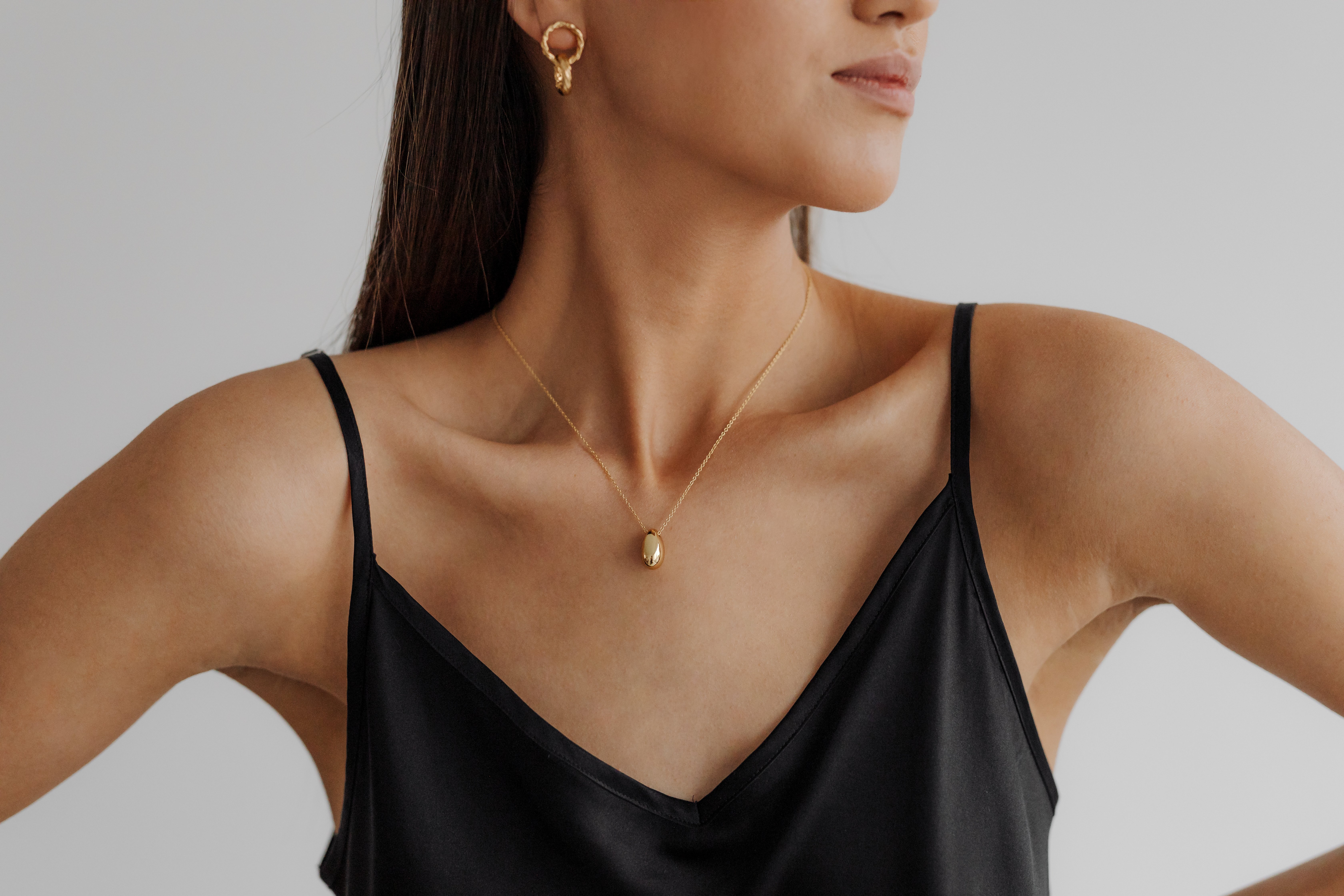 kaboompics_chic-minimalism-black-fashion-accessories-dark-aesthetics-36900